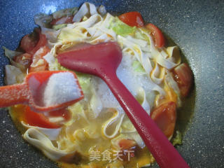 Sliced Noodles with Tomato and Cabbage recipe