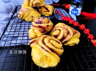 Pumpkin Flower Roll with Blueberry Sauce recipe