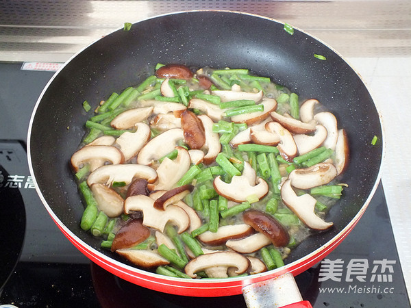 Stir-fried Beans with Mushrooms recipe