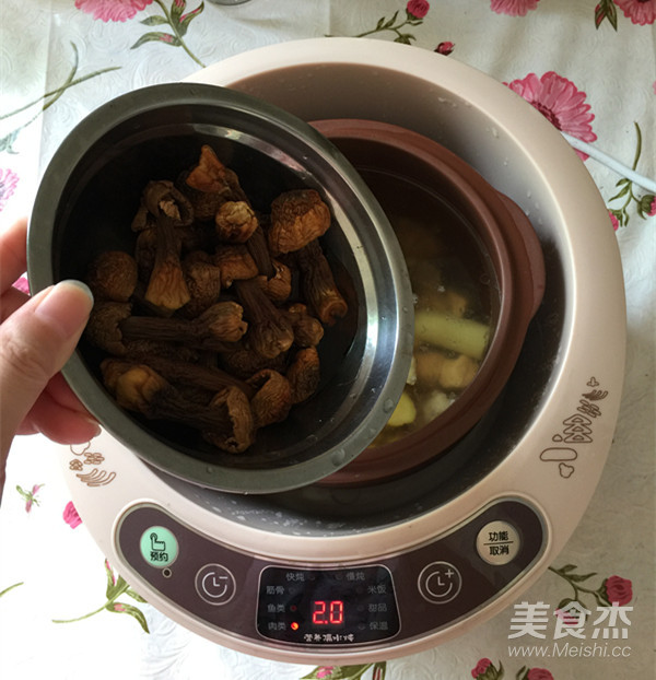 Dried Matsutake Pork Ribs Soup recipe