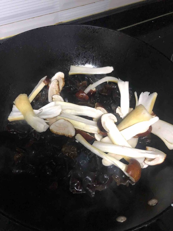 Stir-fried Black Fungus with Matsutake recipe