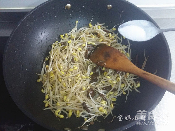 Stir-fried Leek with Soy Sprouts recipe