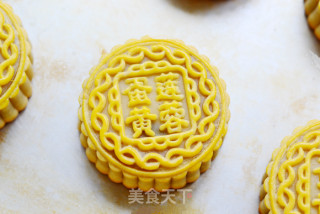 Private Recipes are Open-cantonese-style Lotus Paste Egg Yolk Mooncakes recipe