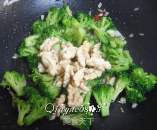 Stir-fried Walnuts with Broccoli recipe