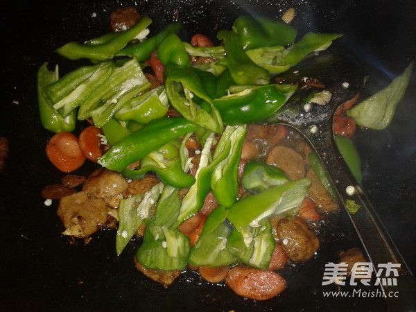 Stir-fried Meatballs with Green Peppers recipe