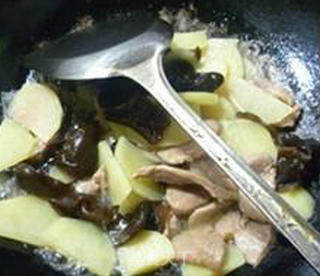 Lean Pork and Potatoes Stir-fried Black Fungus recipe