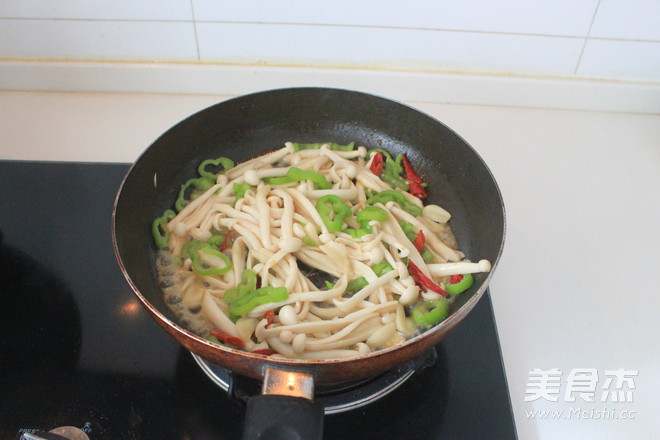 Stir-fried Shredded Chicken with Seafood and Mushroom in Oyster Sauce recipe