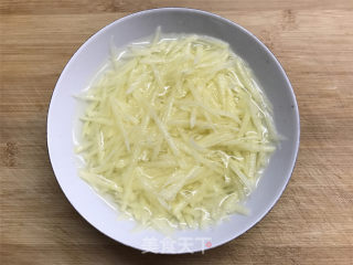 Stir-fried Shredded Potatoes with Green Peppers and Carrots recipe