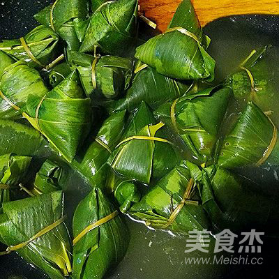 Colored Rice, Peanuts and Mushroom Dumplings recipe