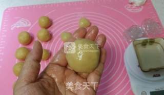 Cantonese-style Coconut Milk Fragrant Mooncakes recipe