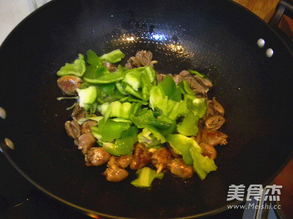 Stir-fried Green Peppers with Chicken Hearts recipe