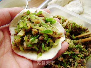 Home-cooked Staple Food-stuffed Buns with Cucumber and Green Pepper recipe