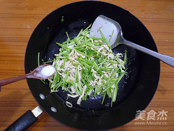 Stir-fried Shredded Chicken with Coriander recipe