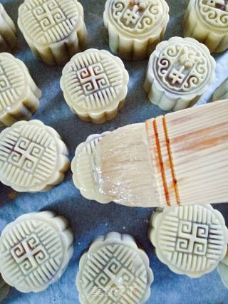 Cantonese Egg Yolk Mooncake recipe