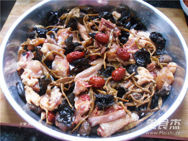 Steamed Chicken with Wormwood Fungus recipe