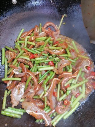 Stir-fried Pork Ears with Garlic Moss recipe