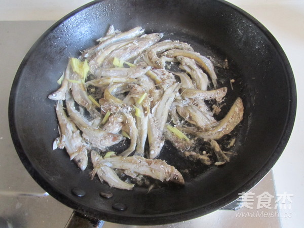 Stir-fried Baby Fish with Green Pepper recipe