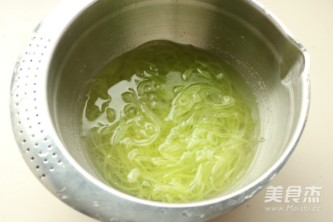 Shredded Lettuce Salad with Scallions recipe