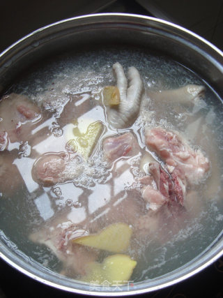 [cantonese Cuisine] Papaya, Chicken Feet and Pork Bone Soup recipe