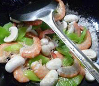 Headless Shrimp with Fresh Mushroom Lettuce recipe