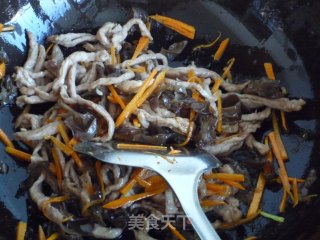 Stir-fried Shredded Pork with Carrots and Fungus recipe
