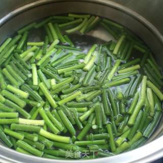 Sausage Fried with Garlic Moss recipe