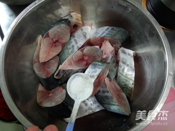 Spanish Mackerel Stewed with Garlic Sprouts recipe