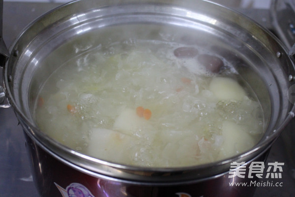 Horseshoe Snow Pear White Fungus Soup recipe