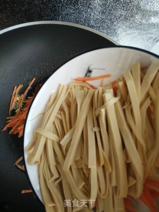 Stir-fried Bean Curd with Leek recipe