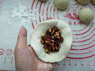 Dihe Noodles Rolls with Raisins and Red Dates recipe