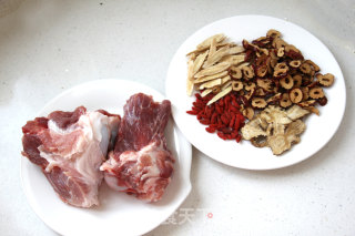 [danggui Huangqi Pork Bone Soup] Yiqi Warm Body Soup recipe