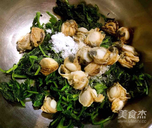 Scallops Mixed with Spinach recipe