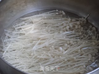 Coriander Mixed with Enoki Mushrooms recipe