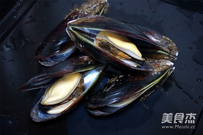 Baked Mussels with Wasabi Cheese recipe