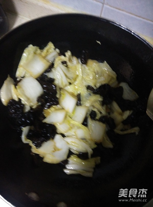 Stir Fried Fungus with Cabbage recipe