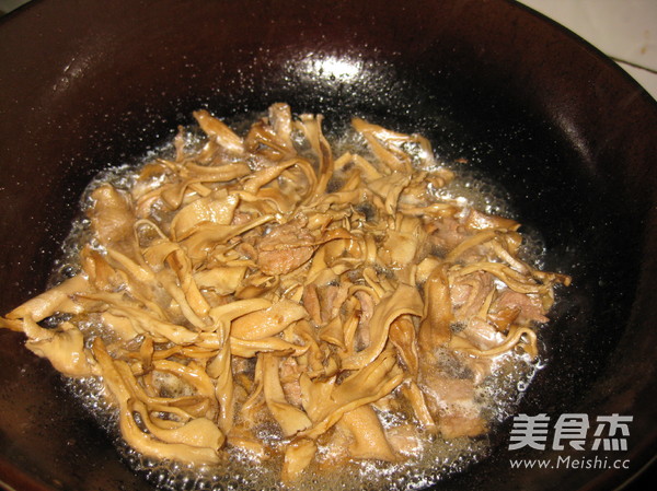 Stir-fried Pork with Chestnut Mushrooms recipe