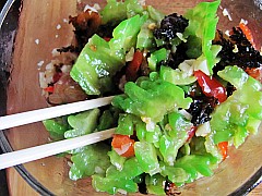 Garlic Oil Bitter Gourd Mixed with Jellyfish recipe