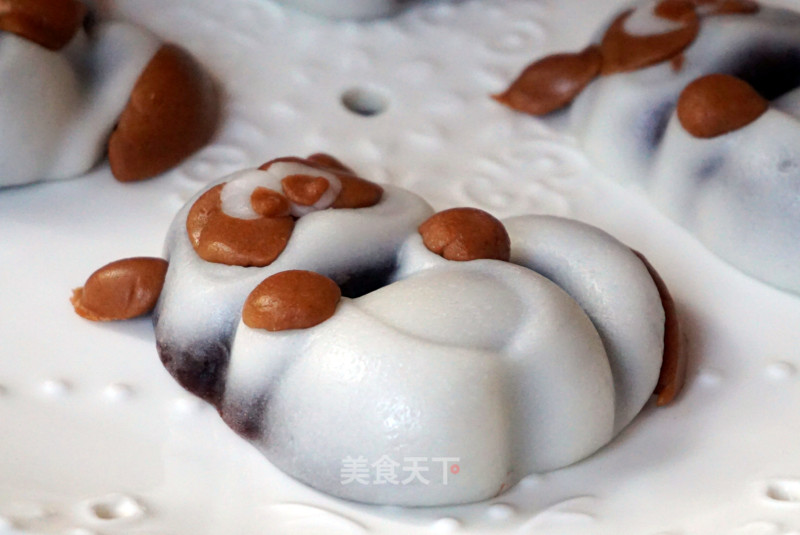 Little Raccoon Snowy Mooncakes recipe