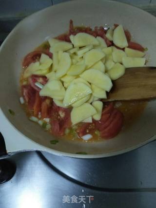 Fried Potato Chips with Tomatoes recipe