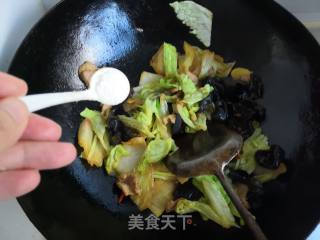 Stir-fried Pork with Cabbage and Fungus recipe