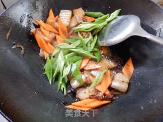 Stir-fried Pork Belly with Carrots and Green Peppers recipe