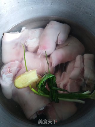 Pig's Trotter Stewed Peanut Daylily recipe