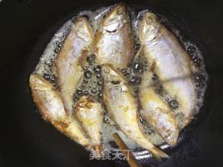 Fried Yellow Crucian Carp recipe