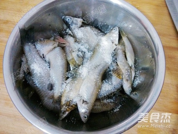 Braised Small Fish with Pickled Vegetables recipe