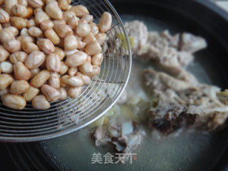 To Benefit The Stomach, Invigorate The Spleen and Replenish Calcium [cavern Bone Lotus Root Soup] recipe