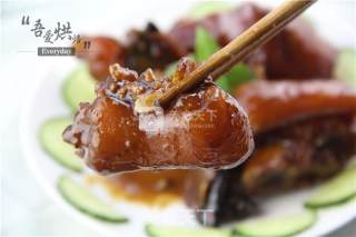 Beautiful Meet-braised Pig's Trotters recipe