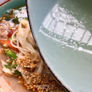 "lazy Meal" Sour and Spicy Noodle Soup with Seasonal Vegetables and Pork recipe