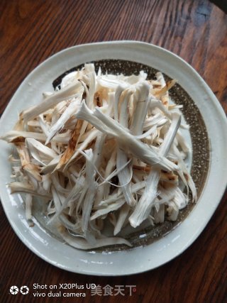 Stir-fried Shredded Chicken with Matsutake recipe