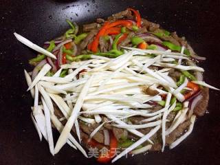 Stir-fried Spaghetti with Black Pepper Steak recipe