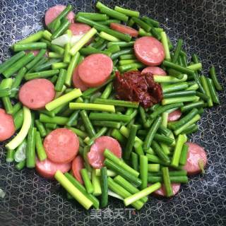 Sausage Fried with Garlic Moss recipe